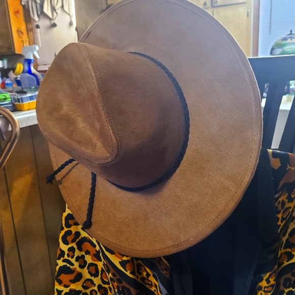 Beautiful broad brim hat - Picture 1 of 5
